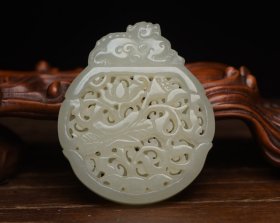 和田玉香囊 规格: 5.5×4.6×1.1厘米，重 33克。 玉质温润细腻，沁色自然，刀功老道，皮壳包浆一流，雕刻生动，线条流畅，品相完美！