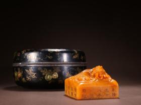 清乾隆 田黄石鱼化龙钮印章