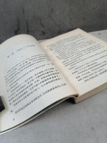 《徐海东将军传》（1900-1970）湖北省大悟县新城镇人。是中国工农红军及中国人民解放军主要领导人之一，参与黄麻起义，1928年，国民党还乡团将徐家亲属66人捉住并杀害，历任中国工农红军红四方面军独立第四师师长、红二十五军军长、红十五军团军团长等职务，成功保卫了陕北根据地。抗日战争时期，任八路军115师344旅旅长、新四军江北指挥部副指挥兼第四支队司令员。