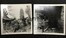 【系列照片】约1970年代苏州虎丘女子留影及周边景象2张合售，老照片品质颇佳