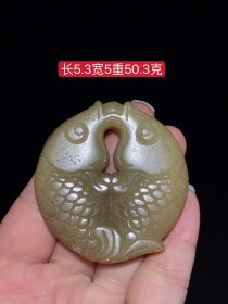 和田玉双鱼手把件，玉质细腻，包浆厚重，沁色入骨，雕工精细，品相完美，细节如图！