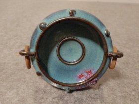 金代钧窑天青釉海棠红彩双环乳钉高足香炉，青釉纯正，红彩艳丽。造型罕见，做工精细。釉质较薄，底部刮釉。削胎明显，拉坯旋纹。通体莹润，手感顺滑。罕见器物，断代无疑。