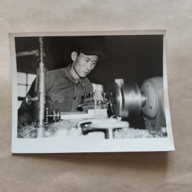 新华社稿60年代黑白照片，飞速转动的的车床【24】