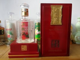 酒瓶。五粮液礼鉴藏品酒瓶，52度500ml。原装木盒。宜宾五粮液股份有限公司出品。（非钱币，烟标，邮票，连环画）