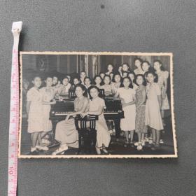 1951年气质旗袍美女钢琴演奏各式连衣裙美女合影老照片