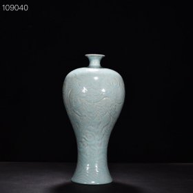 宋汝窑天青釉刻龙纹梅瓶（宋徽宗御赐东宫太子御用）款 高40.5厘米 宽17厘米