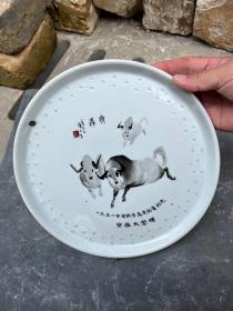 1991年安徽大学赠的，落款吴你人手绘瓷器纪念盘一个，直径26厘米，完整