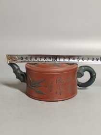 以前下乡收来的，《宜兴，蜀山陶業生产合社，汪寳根製》底款，刻绘老紫砂壶一把，出水流畅，断水利落，保存完整