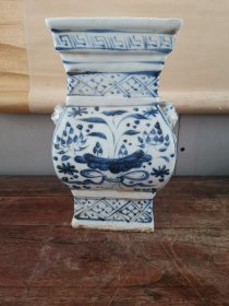 乡下收货，来自一线的一件元代元青花龙纹，瓷质呈豆青底色，灰褐色青花发色，呈方形，狮子吊环双耳，回纹足露胎一件民间供奉香炉