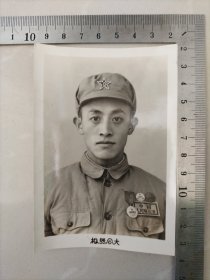 照片，军人，戴多枚奖章等，（其中一枚：华东野战军人民英雄奖章！极少见！）背面有字，赠送战友留念，…1953年…