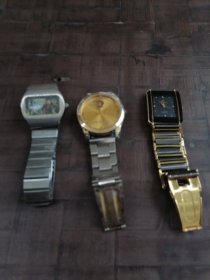 腕表3块一齐出。毛主席像的背面铭文《保建生能量表》，其他2块机器表