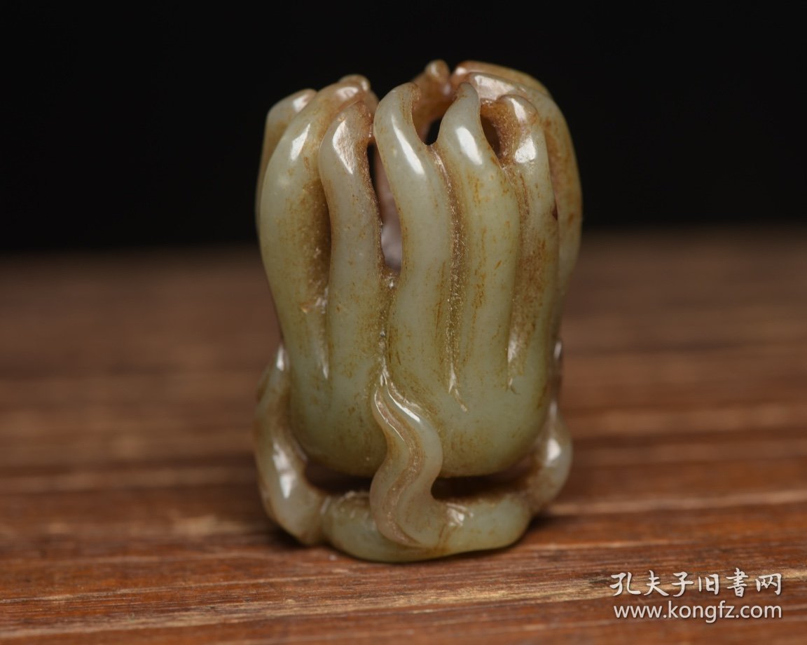 和田玉佛手 规格: 5.3×3.7×3.2厘米，重 63克。 玉质温润细腻，沁色自然，刀功老道，皮壳包浆一流，雕刻生动，线条流畅，品相完美！