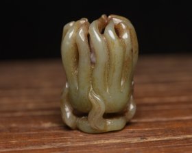 和田玉佛手 规格: 5.3×3.7×3.2厘米，重 63克。 玉质温润细腻，沁色自然，刀功老道，皮壳包浆一流，雕刻生动，线条流畅，品相完美！