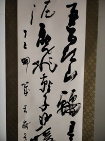 （1）带木箱挂轴老书法《杜甫绝句 迟日江山丽 春风花草香 泥融飞燕子 沙暖睡鸳鸯》临济宗大德须贺玄道师书法，名家精品 原装旧裱 钤印 纸本立轴 尺寸196cmX54 画心尺寸152cmX40.5品相好