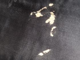 晚清民国，几乎全新的缎底暗织花短褂，长袍短褂是古人常穿的服装，上面贴有白纸处，应该是过去贴商标遗留的，一取就掉了，如图