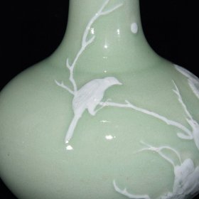 清康熙老底单色釉喜鹊登梅纹天球瓶