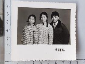 50-60年代粗辫子美女与帅哥合影照片