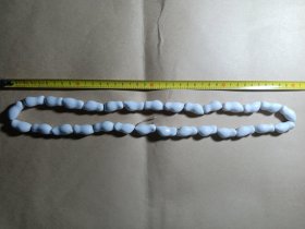 造型独特，温润如玉的瓷花生手持