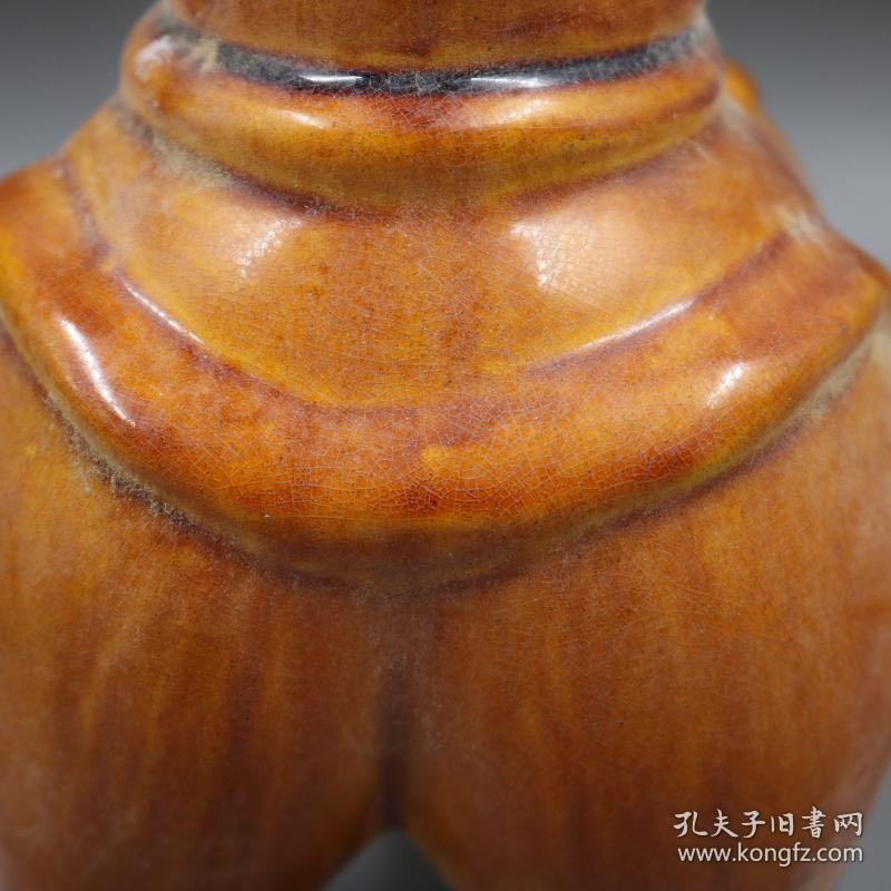 唐三彩三足雕刻兽纹夜壶
