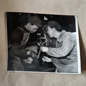 60年代黑白照片，机械工人【22】