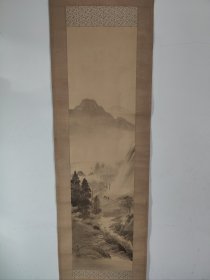 水墨山水一幅斗方茶挂，保证纯手绘，画工精良，画面感逼真，装饰效果非常好，兽骨轴头，绢本绢裱。玄关家居装饰画，收藏送礼及佳。品相如图，如需细节照片请联系客服，中古品谨慎参拍，粉丝有优惠。#趣味收藏 #简约装饰画 2134 【作者】 【规格】装裱尺寸:200.5*40.5cm 画芯尺寸:105.5*27.5cm 【材质】绢本绢裱，兽骨轴头#画