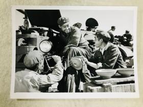 新华社原稿老照片，1975年，人民解放军支援大寨县，北京部队装甲兵某部修理连