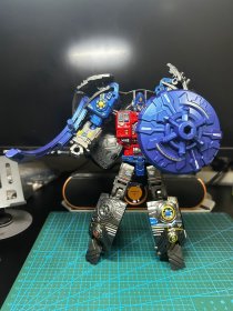 【库存现货】星钢机械星球元祖天尊模型变形金刚元始天尊原始地球仪机器人玩具 人形高度22cm左右，可变形星球模型，塑料材质 【星球+机甲+变形二合一】 元祖天尊变形战甲，全身可变形，变形后为城市地球仪。 表面覆盖多个著名景观，具有科教意义。 清晰展现全球著名建筑，探索版图，领略世界面貌。 星环支架和底座均可自由拆卸，可组装为英雄武器！ 特别声明：全新未拆，由于此类玩具的特殊性，难免有划痕，小掉