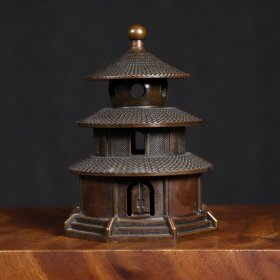 纯铜天坛香薰炉 包浆红润醇厚，造型独特，沉稳大气 规格约：底口径7厘米 高12厘米 底宽9厘米 重约：650克