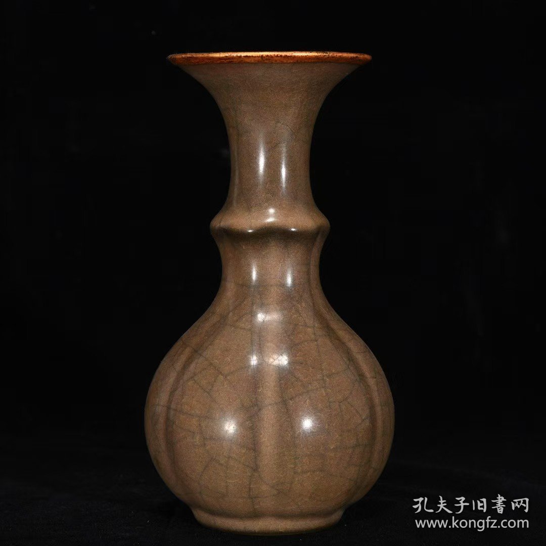 宋哥窑包口瓶，高19厘米，直径10厘米，