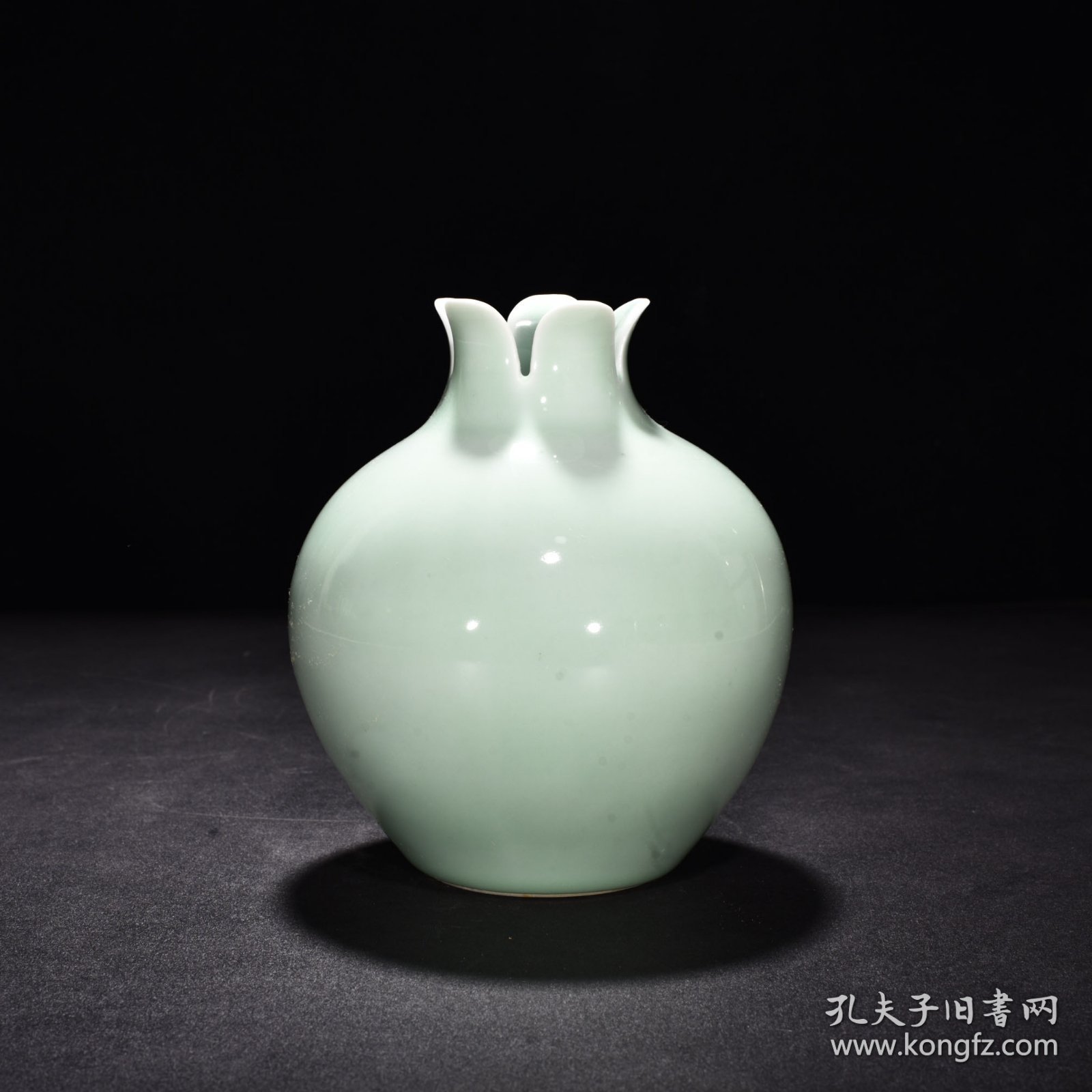 点击查看原图 旧藏 清乾隆豆青釉石榴尊 高17厘米 宽12.5厘米