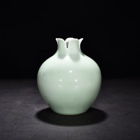 旧藏 清乾隆豆青釉石榴尊 高17厘米 宽12.5厘米