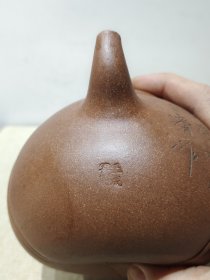 老珍藏，何心舟制《浙寧玉成窑造》底款，盖款［心舟］，刻绘老紫砂壶一把，.........