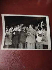 1966一1976年《毛主席林彪接见红卫兵》，大特别稀少老照片，宽20.5厘米，高15厘米