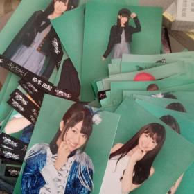AKB48原版照片，日本相纸，总共100张，发货不重复，照片时间长，个别有粘页现象，个别有折痕，但是不影响收藏，品相很不错。48个akb48成员都有，有的比如大岛优子一套在20张左右