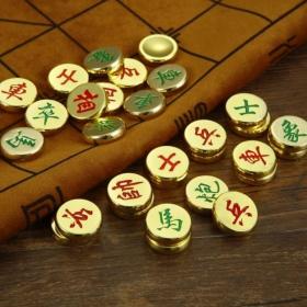 【永远摔不坏】精美金属古铜中国象棋迷你小象棋初学者儿童小号学生家用培训象棋,棋盘39*33cm,棋子直径1.8cm,厚0.5cm，共新旧两款，购买请标注款式，否则随机发货