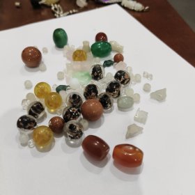各种玉石散珠，可用做配珠