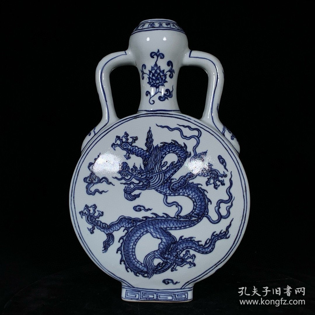 明宣德青花龙纹蒜头扁瓶，高27厘米，直径17厘米