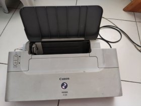 佳能PIXMA iP1200打印机，空机，适合懂修理的朋友机器外观成色一般，有使用痕迹，通电正常