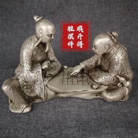 古玩收藏铜器仙翁下棋铜器仿古白铜纯铜客厅装饰开业礼品 圣人客厅书房装饰摆件旗开得胜镇宅招财风水摆设，重约800多克，标价就是卖价，美品如图，不议价不退换不包邮。                             
  小店诚信交友。亲们看到喜欢的收藏下，需其它古玩摆件老货进店查看，不定时更新，欢迎亲们捡漏，不议价。诚信经营…