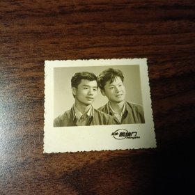 老照片–80年代长沙两个帅气青年亲密合影（半身照）