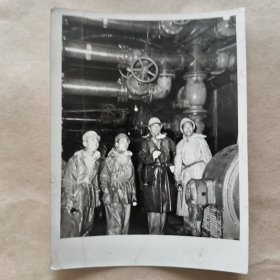 60年代黑白照片，管道设备与工人【24】