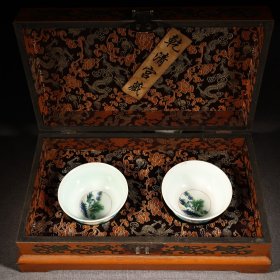 清代宫廷御藏手绘珐琅彩瓷器碗一对配老漆器盒一个 盒长38厘米 宽22厘米 碗单个重150克 高6厘米 直径11厘米
