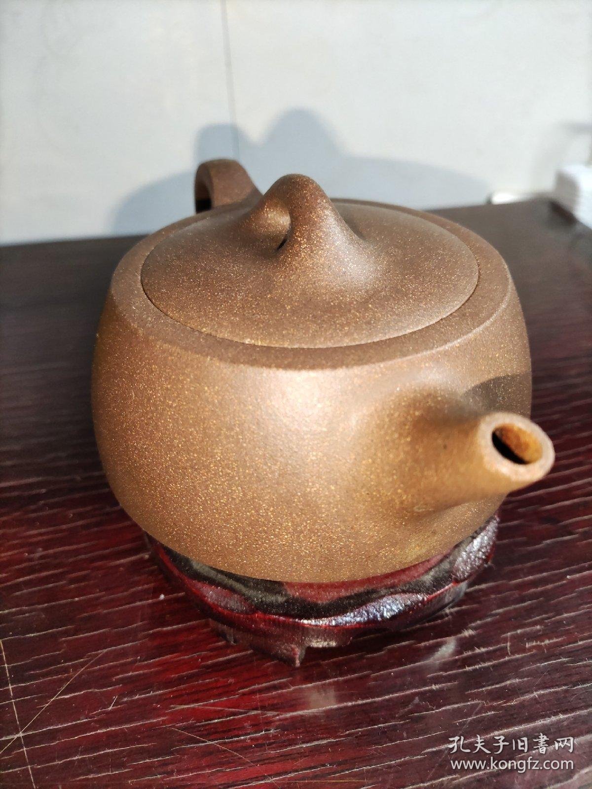 吴德盛款紫砂壶。功夫茶壶。素颜磨砂手感。非常舒适。有一点边磕碰。没有用过。完好品