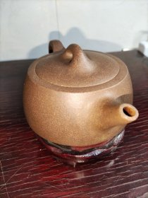 吴德盛款紫砂壶。功夫茶壶。素颜磨砂手感。非常舒适。有一点边磕碰。没有用过。完好品