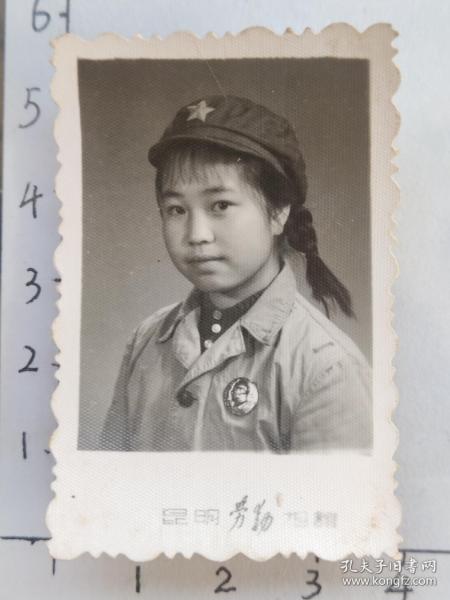 60年代粗辫子美女佩戴毛主席像章照片“昆明劳动照相”(程少侠林(宁)佩珍相册)