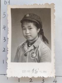 60年代粗辫子美女佩戴毛主席像章照片“昆明劳动照相”(程少侠林(宁)佩珍相册)