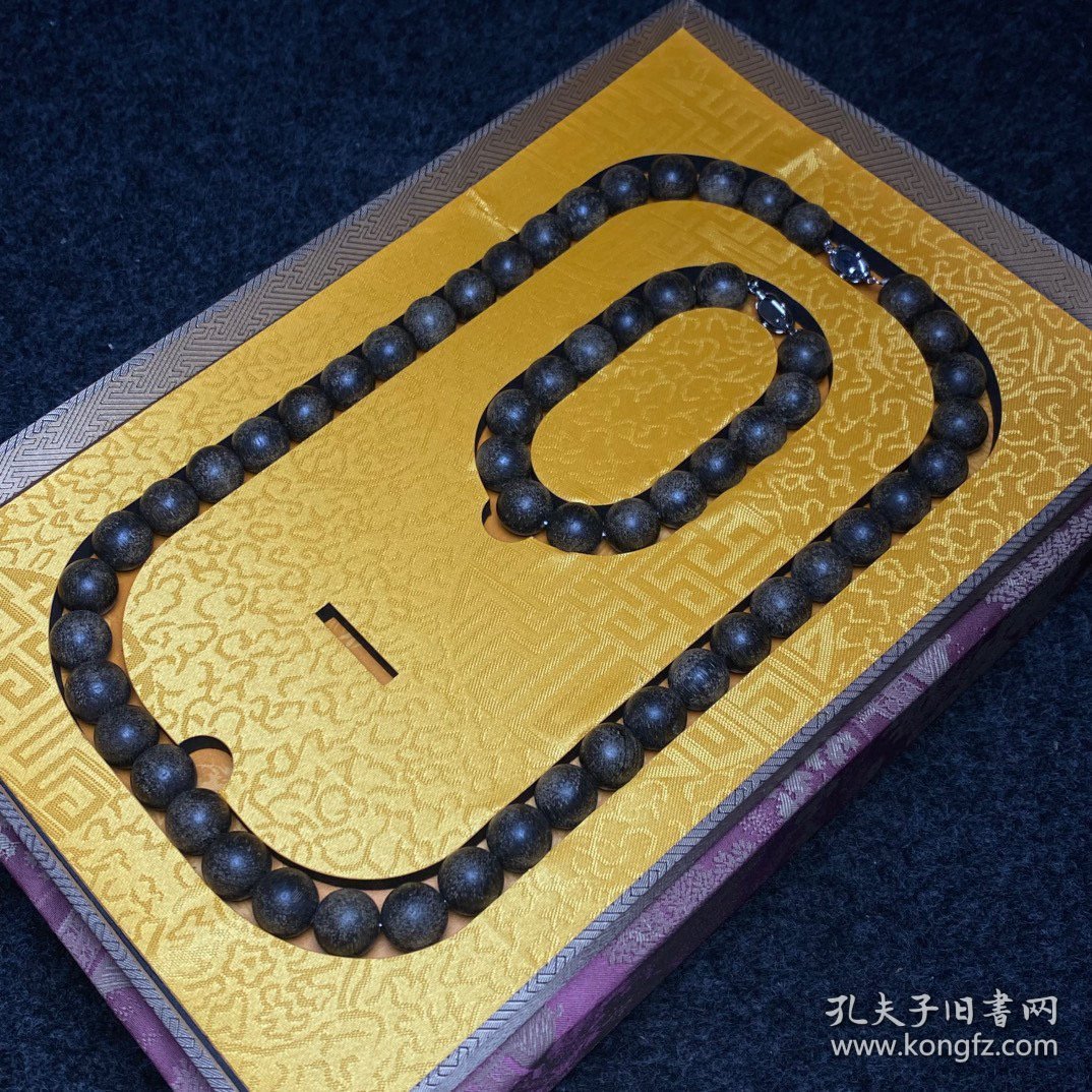 宫廷御用精品首饰套盒内珍藏芽庄沉香佛珠项链和芽庄沉香手串 项链手串尺寸：直径14毫米 首饰盒尺寸：长宽高30/20/7厘米