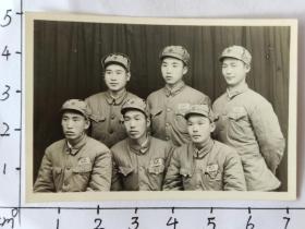 中国人民解放军6人着50式军装合影照片(前排左三为郝步青)(中国人民解放军老革命郝步青，曾获得过八一勋章等众多勋章，解放后在云南保山服役，六十年代调到河北平山县做团长，军衔至少应该中校)