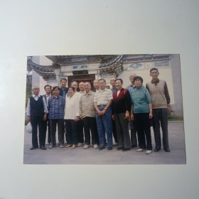 老照片-早年十五人在湖南烈士公园民俗村白族建筑前留影（2003年）