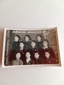 老照片，长服机绣一组师徒合影留念。1955年